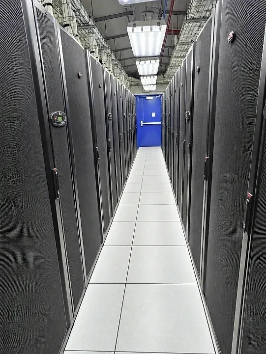 Pasillo de un data center entre filas de racks cerrados