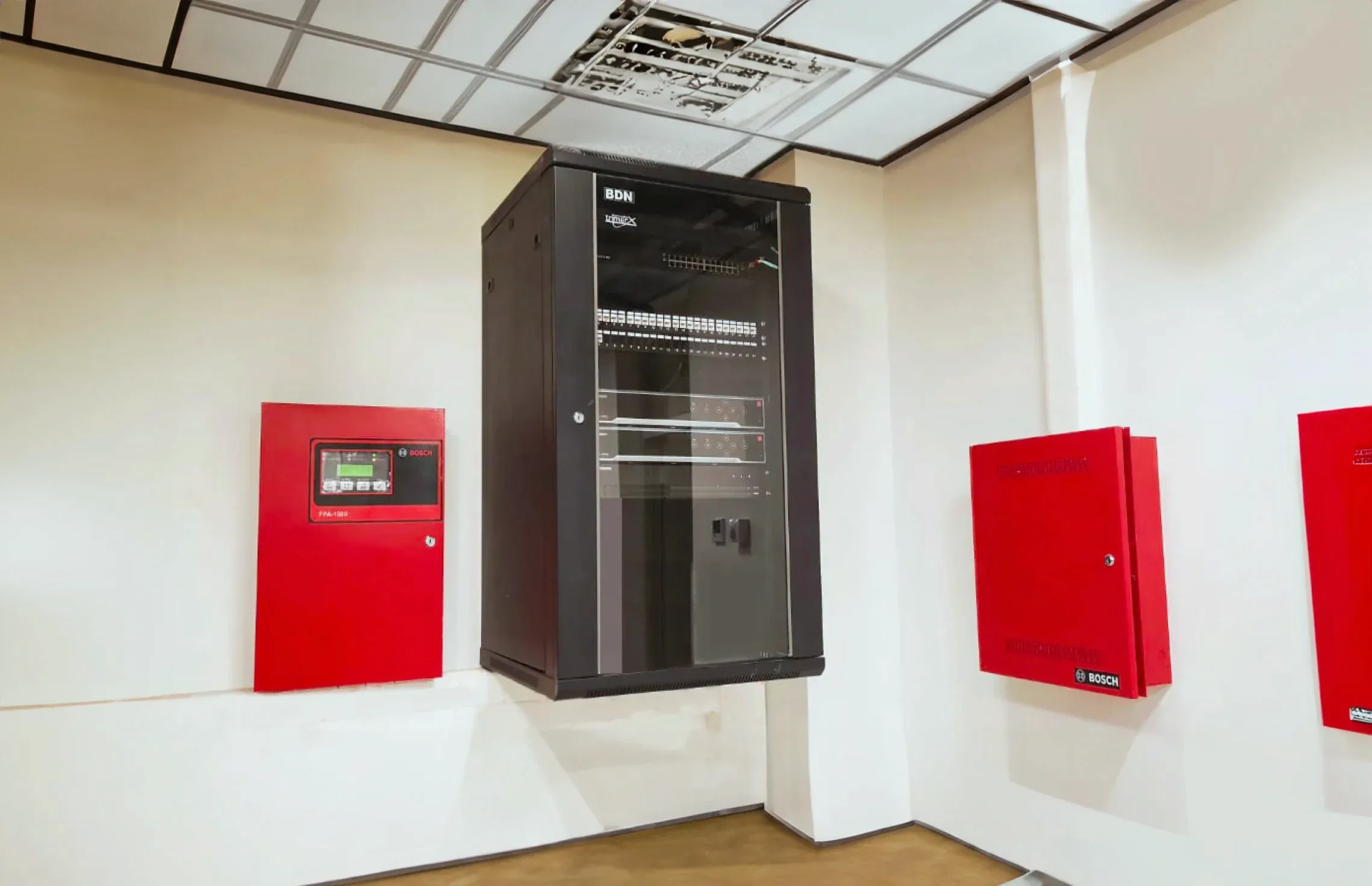 Centrales de incendio Bosch y rack de cámaras Hikvision
